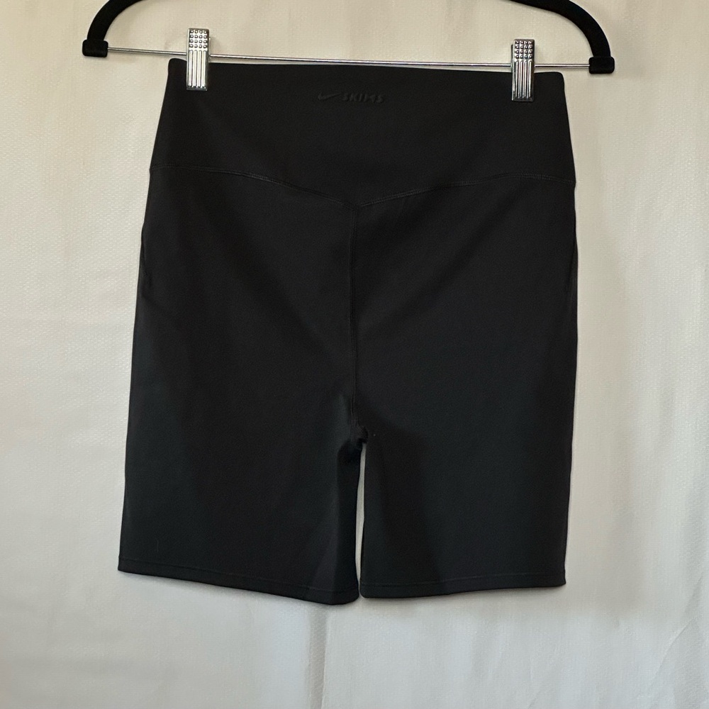 Nike Skims 5” Biker Short Medium - Picture 2 of 7